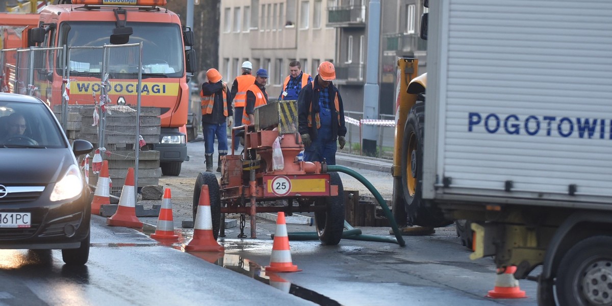 Awaria wodociągowa na ulicy Konstantynowskiej przy krańcówce Zdrowie w Łodzi. Do wtorku zamknięta ulica Konstantynowska. Objazdy