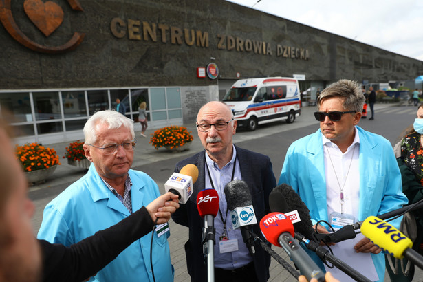 Dyrektor Instytutu Centrum Zdrowia Dziecka dr n. med. Marek Migdał (L), profesor pediatrii i gastroenterologii w Klinice Gastroenterologii, Hepatologii, Zaburzeń Żywieniowych i Pediatrii IPCZD Jarosław Kierkuś (P) i profesor i kierownik Kliniki Chirurgii Dziecięcej i Transplantacji Narządów IPCZD Piotr Kaliciński (C)