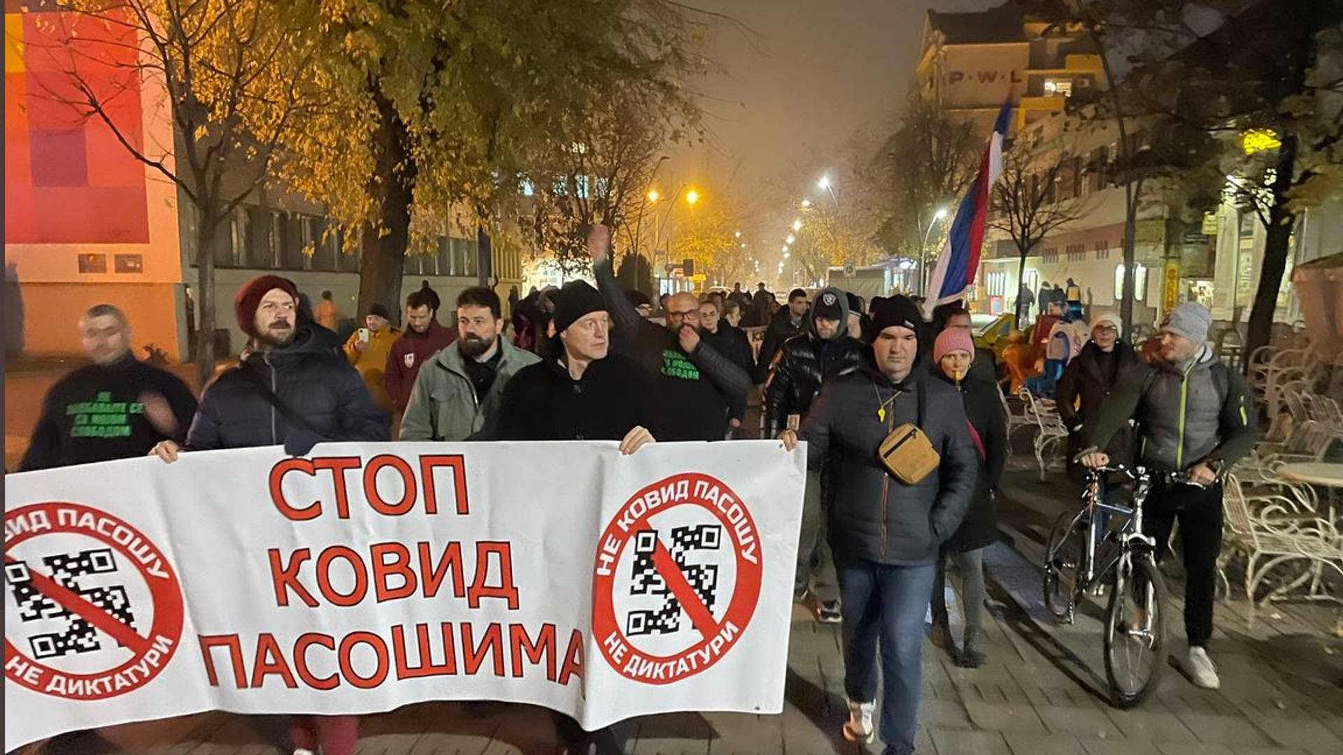 Antivakseri protestuju ispred pekare u Šapcu kao da je Bil Gejts došao lično da unutra mesi kiflice 