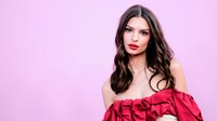 Igen, Emily Ratajkowski tényleg meztelenruhában ment temetőbe