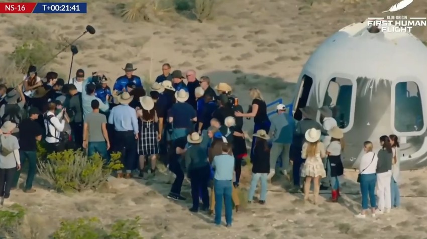 Bezos i putnici nakon sletanja okruženi medijima