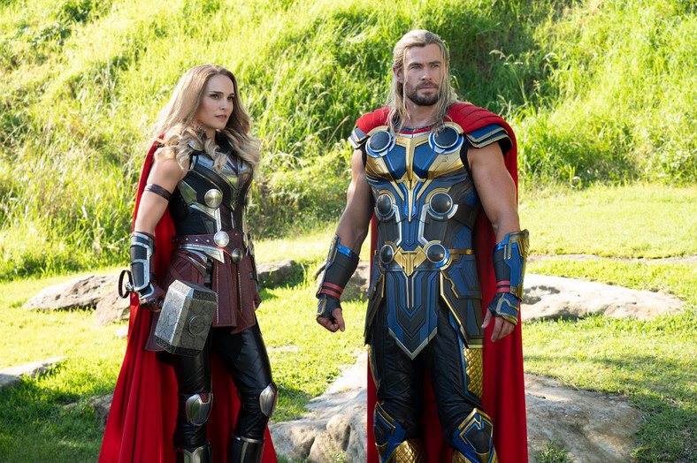 Natalie Portman i Chris Hemsworth w filmie "Thor: Miłość i grom"
