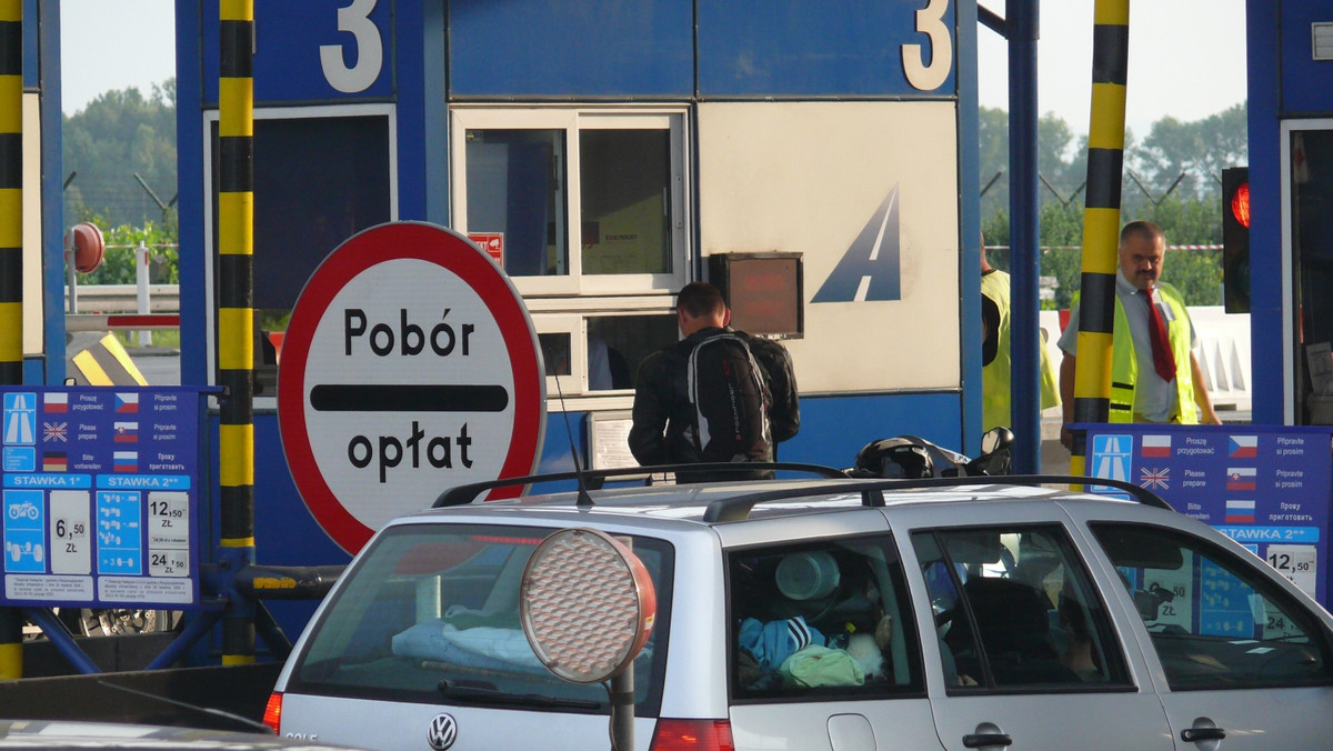 Podkarpacka policja zatrzymała trzech mężczyzn podejrzanych o kradzież paliwa z maszyn pracujących przy budowie autostrady na odcinku Radymno-Korczowa (Podkarpackie). Mężczyźni byli zatrudnieni przy budowie.