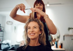 Kolor włosów, który odmładza. Im starsza, tym jaśniejszy? Nie zawsze