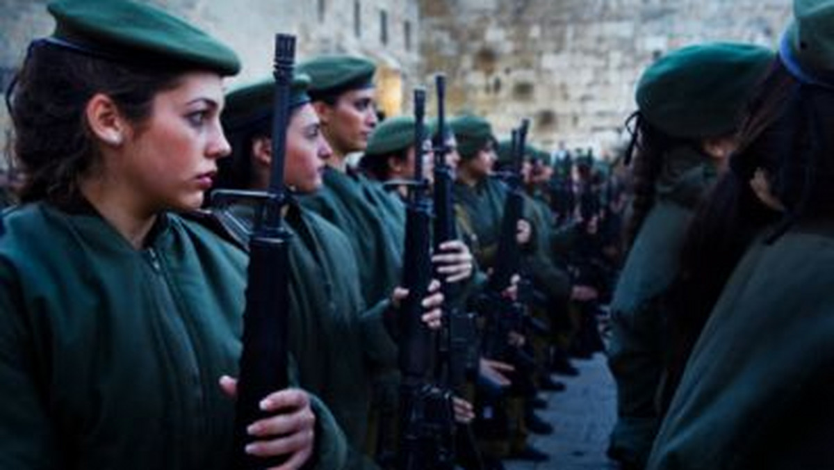Dwa lata temu kilka młodych dziewczyn, które zakończyły służbę wojskową - w Izraelu obowiązkową dla obojga płci - zdecydowało się opowiedzieć o niesprawiedliwościach, jakich dopuszcza się izraelska armia na terytoriach okupowanych. Ich historie wywołały burzę, której echa nie przebrzmiały do dziś.
