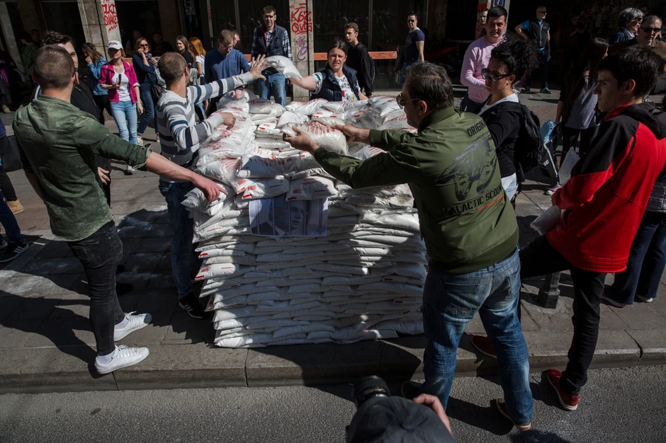 Barikada od džakova kod Palate "Albanija"