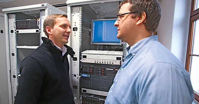 Przedstawiciel Komputer Świata i Andreas Marx z AV-Test w Magdeburgu omawiają wyniki aktualnego testu pakietów bezpieczeństwa.