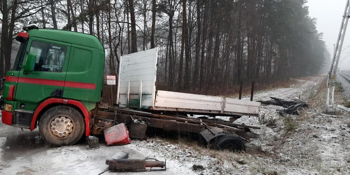 Wypadek w Jadachach. Ciężarówka wjechała na niestrzeżony przejazd kolejowy prosto pod szynobus.