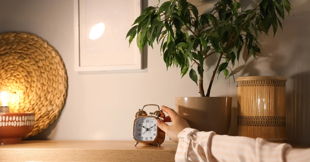 Uwaga, zmiana czasu! W nocy przestawimy zegarki. Śpimy dłużej, czy krócej?