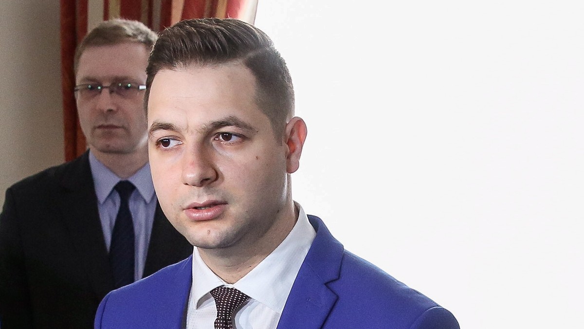 Wiceminister sprawiedliwości Patryk Jaki, będzie musiał osobiście stanąć przed Sądem Okręgowym w Opolu w cywilnym procesie, jaki wytoczyła mu była sołtys Czarnowąs. Dzisiaj sąd odrzucił jego wniosek o przesłuchanie zdalne.