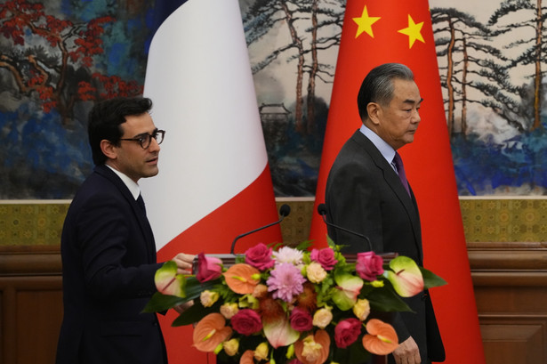 Chiński minister spraw zagranicznych Wang Yi (P) i jego francuski odpowiednik, Stephane Sejourne