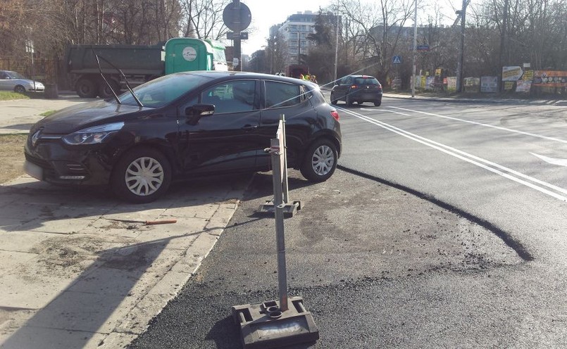 Przez pozostawione auta drogowcy nie mogli wylać nowej nawierzchni na całej jezdni