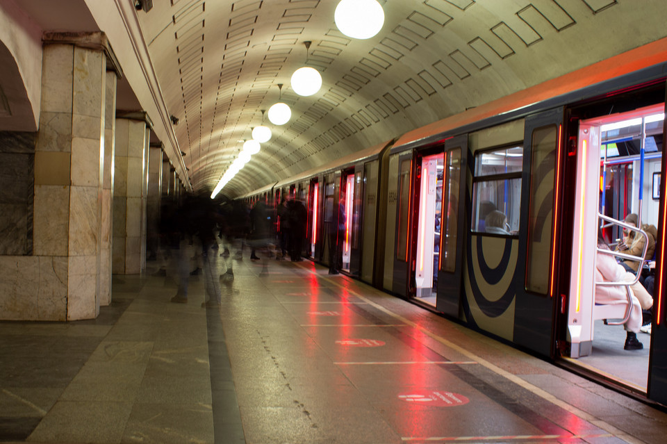  Ludzie przechodzą przez metro w Moskwie