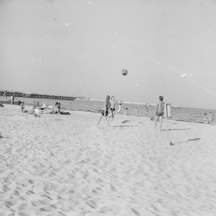 Gra w siatkówkę na plaży w Sopocie