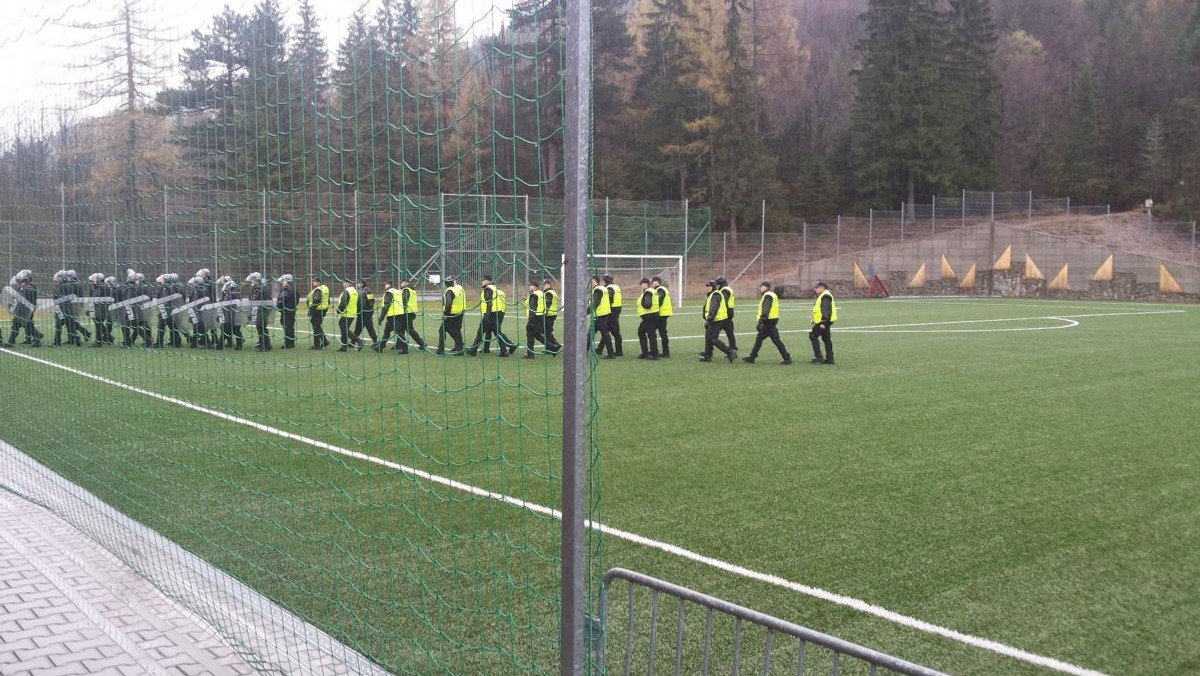 Na terenie Stadionu Sportowego "COS" w Zakopanem odbyło się szkolenie praktyczne, w którym udział wzięli policjanci Nietatowego Pododdziału Policji.