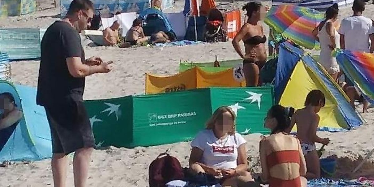 Tomasz Karolak z rodzina na plaży w Dębkach