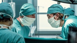 Profesor Religa byłby dumny? "Bogowie", najlepszy polski film roku wreszcie w kinach [ZDJĘCIA]