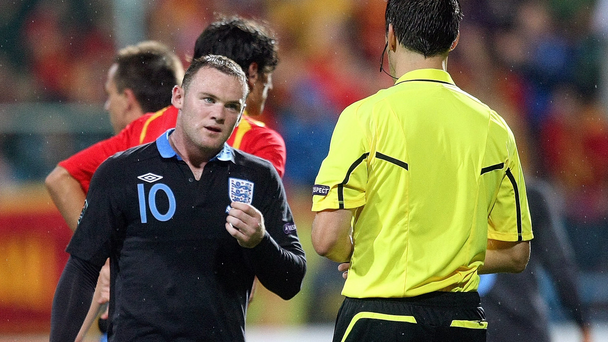 Wayne Rooney został zawieszony przez UEFA na trzy mecze międzynarodowe. Tym samym selekcjoner piłkarskiej reprezentacji Anglii, Fabio Capello nie będzie mógł skorzystać z jego usług w fazie grupowej przyszłorocznych mistrzostw Europy. Tymczasem szkoleniowiec Tottenhamu Hotspur, Harry Redknapp przyznał, że Ronney mimo zawieszenia powinien pojechać na turniej.