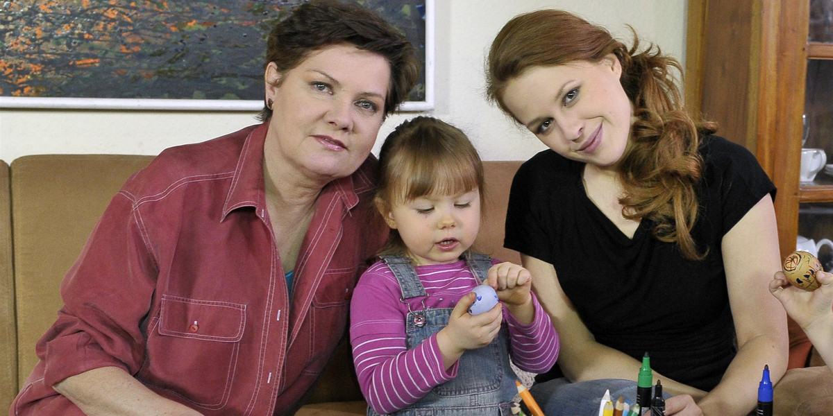Kaja Paschalska na planie serialu "Klan" z serialową mamą, którą grała Agnieszka Kotulanka.