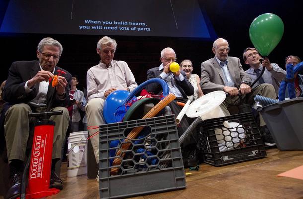 Prawdziwi nobliści podczas ceremonii wręczenia Ig Nobla na Uniwersytecie Harvarda. Od lewej: Eric Maskin (ekonomia, 2007), Wolfgang Ketterle (fizyka, 2001), Oliver Hart (ekonomia, 2016) i Michael Rosbash (medycyna, 2017), Massachusetts, 13 września 2018 r.