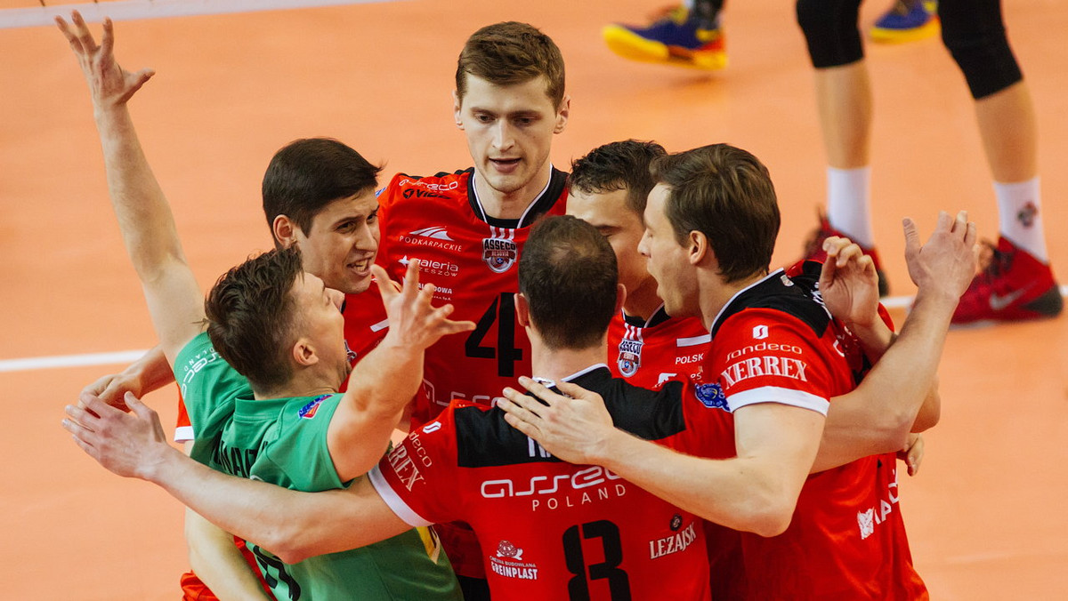 Po dwóch spotkaniach finałowych PlusLigi Asseco Resovia Rzeszów prowadzi 2-0 i we wtorek stanie przed szansą zakończenia rywalizacji przed własną publicznością. - Wydaje mi się, że w Rzeszowie mogą już mrozić szampany - uważa Stanisław Gościniak w rozmowie ze "Sportem".