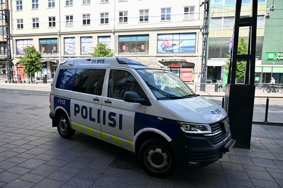 BAHATI VOZAČ UBIO MAJKU ČETVORO DECE Gledao u telefon, prelazio iz trake u traku i direktno se zakucao u automobil! Svedok opisao trenutke užasa