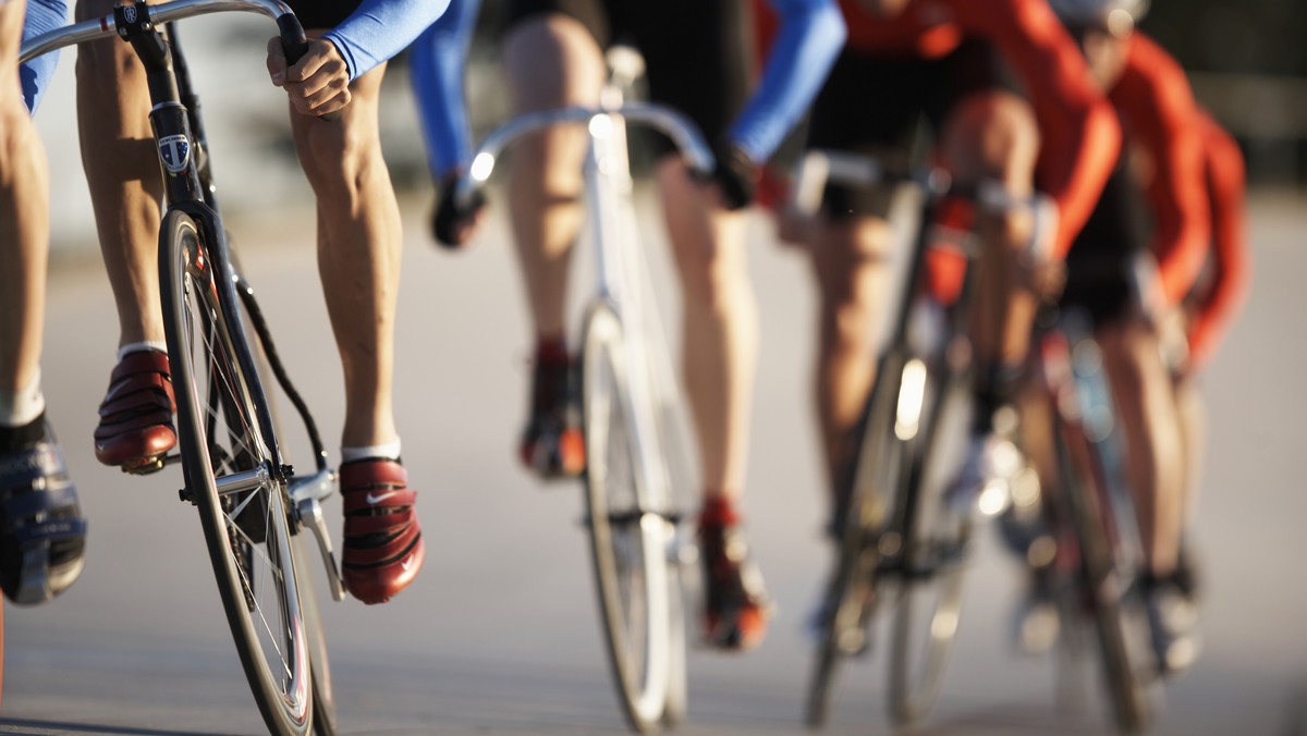 Kolarstwo to jednak niebezpieczny sport. Treningi odbywają się zazwyczaj na drogach, na których jeżdżą samochody. Łatwo jest o potrącenie. Czasami zawodnicy padają też ofiarami... myśliwych.