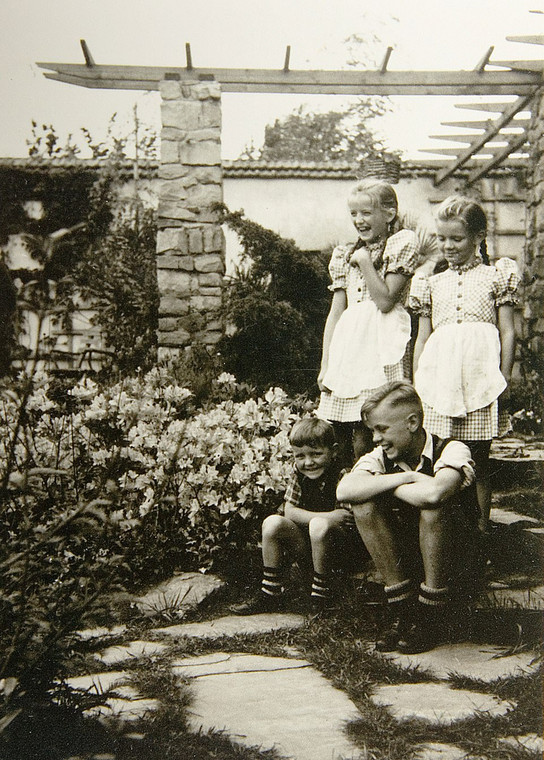 Dzieci Rudolfa Hössa w ogrodzie przy Auschwitz [1943]