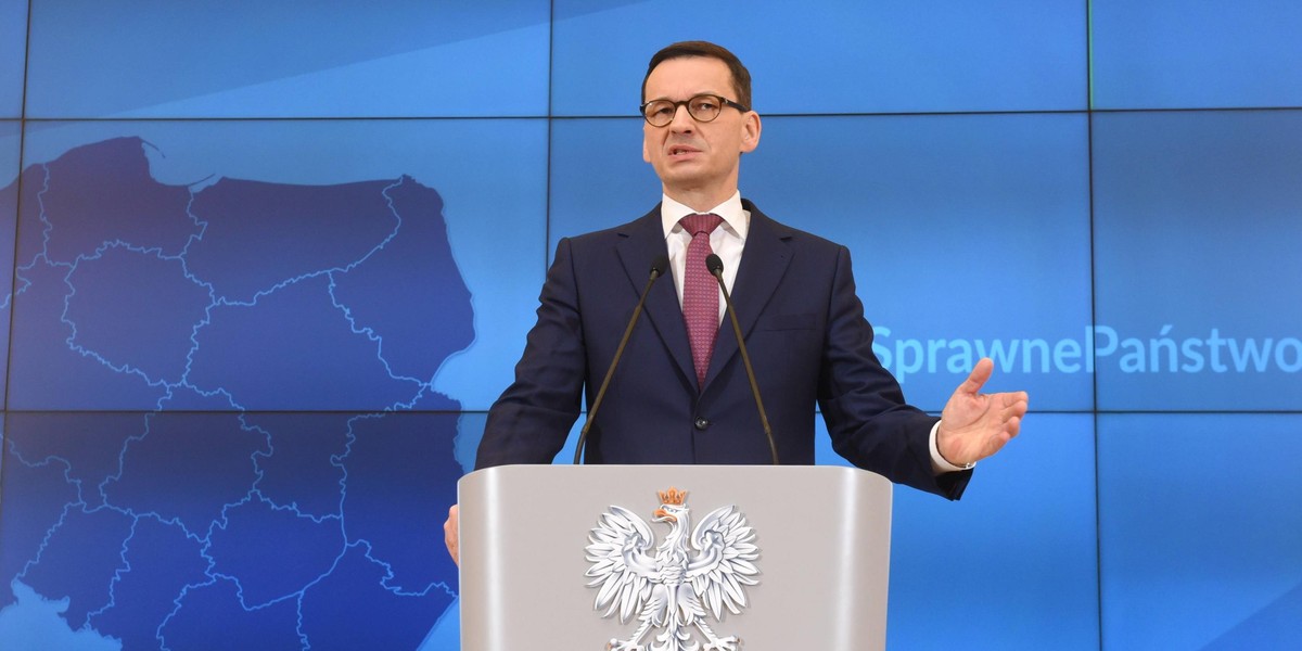 Morawiecki miał zwalniać, a zatrudnia