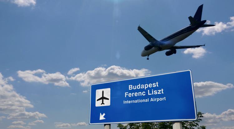 Repülő és Budapest Airport tábla