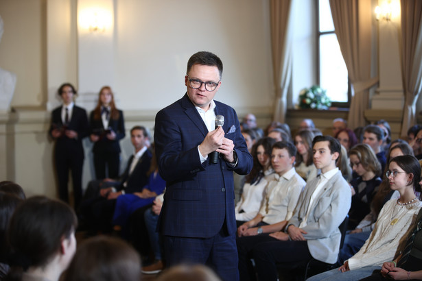 Marszałek Sejmu Szymon Hołownia podczas spotkania z uczniami w V LO w Krakowie