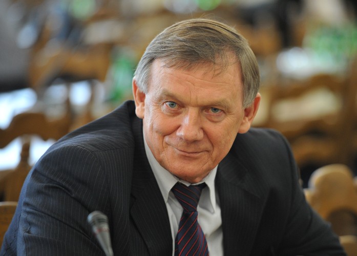 <b>Władysław Serafin</b>
<br>
<br>
W czerwcu Serafina został wyrzucony z PSL. Wieloletni szef Krajowego Związku Rolników, Kółek i Organizacji Rolniczych stał się w ciągu ostatnich miesięcy bohaterem kilku głośnych i kontrowersyjnych spraw. 
<br>
<br>
W ubiegłym roku „Puls Biznesu” ujawnił rozmowy Serafina z byłym prezesem Agencji Rynku Rolnego Władysławem Łukasikiem o możliwych nieprawidłowościach, nepotyzmie i niegospodarności w spółkach związanych z resortem rolnictwa kierowanym przez PSL.
<br>
<br>
Z kolei w tym roku Serafin został skazany na karę grzywny m.in. za przekroczenia prędkości i jazdę bez dokumentów. Policja twierdzi, ze podczas zatrzymania zasłaniał się legitymacją z unijnymi pieczęciami i immunitetem europosła.
<br>
<br>
Wreszcie w maju „Rzeczpospolita” napisała, że członkowie zarządu Kółek Rolniczych podejrzewają, że 3 mln zł dotacji dla tej organizacji przechodziło przez konto Serafina i było wydawane niezgodnie z celem samej dotacji.