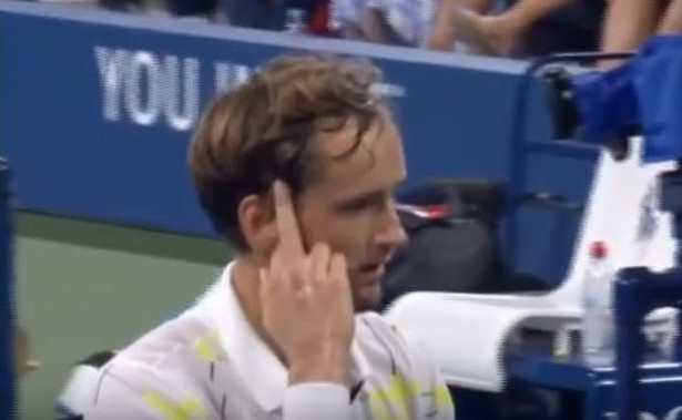 Skandal na US Open. Rosyjski tenisista pokazał środkowy palec amerykańskim kibicom [WIDEO]