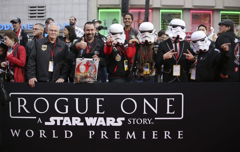 Fani oczekujący na premierę filmu 'Łotr 1. Gwiezdne wojny' w Hollywood, 10 grudnia 2016