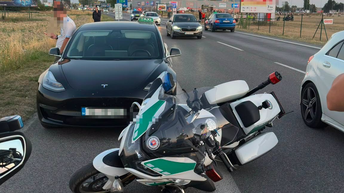 Vozidlo Tesla po strete s policajným motocyklom v Bratislave