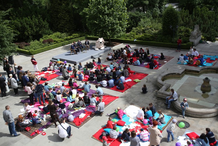 Prezydencka małżonka Anna Komorowska mówiąc o wolności dzieci, nawiązała do wyborów, jakich codziennie dokonują. Prosiła dzieci, by mądrze wybierały, bo wolność to odpowiedzialność.
Dzieci, które przybyły na uroczystość do pałacu były zachwycone.
Spotkanie dzieci z parą prezydencką było połączone z promocją książki Michała Rusinka pt. 