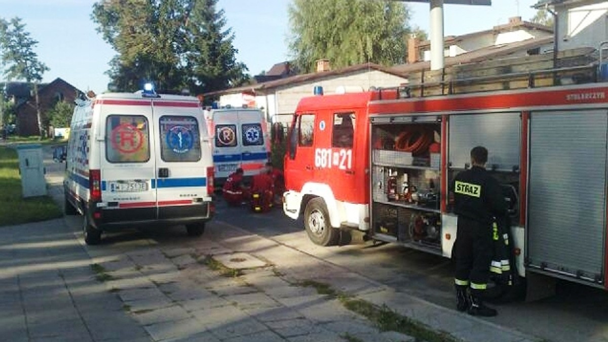 Tragiczny wypadek w Markach na ul. Klonowej. Karetka pogotowia potrąciła pieszą, kiedy kierowca cofał pojazd, żeby wyjechać z bazy. Kobieta ugrzęzła pod samochodem. Mimo reanimacji zmarła.