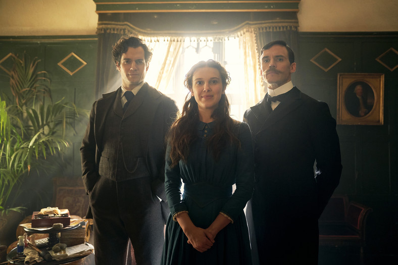 Millie Bobby Brown , Henry Cavill i Sam Claflin w filmie "Enola Holmes"