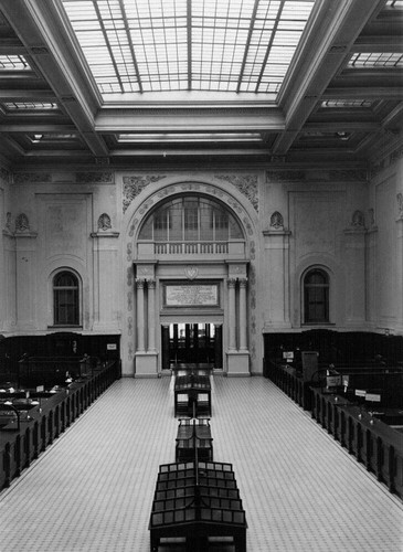 Szczególnym miejscem Senatora jest przestronne, główne Atrium. Jego centralna ściana poddana została renowacji, dzięki czemu przywrócono wygląd frontowej ściany Sali Kasowej Banku, na której ponownie zawisła oryginalna tablica Banku Polskiego z 1924 r. Zdjęcie: biurowiec Senator - atrium główne, zdjęcie archiwalne źródło: Ghelamco