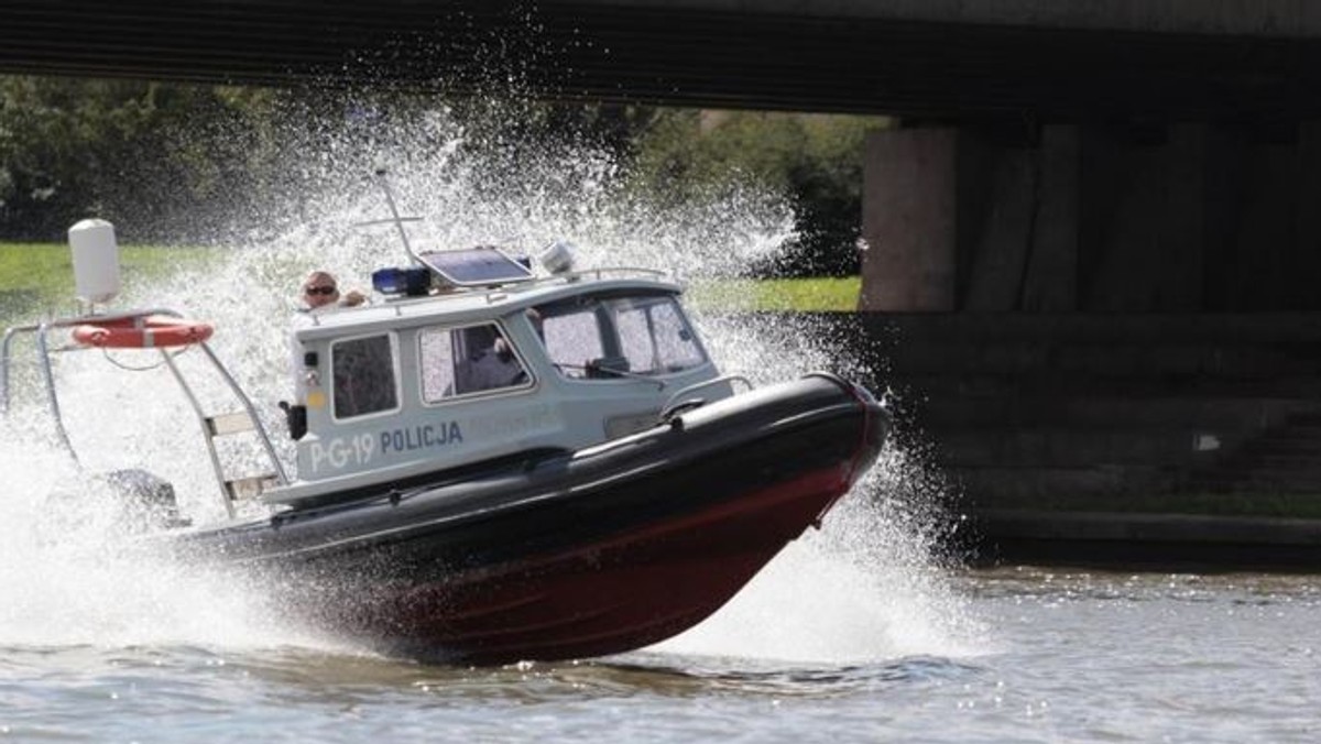 Na plaży w rejonie miejscowości Sasino (woj. pomorskie) znaleziono dzisiaj zwłoki dziecka. W rozmowie z Onetem policjanci potwierdzają, że to ciało 11-letniej dziewczynki, która zaginęła wczoraj po tym, jak wspólnie z ojcem i bratem weszła do morza.