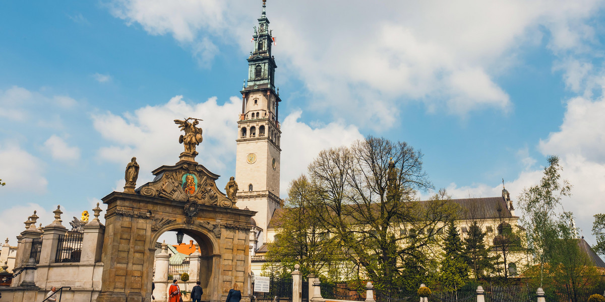 Zakaz zgromadzeń im nie straszny, bo idą na Jasną Górę. "Gdzie maski, gdzie odstępy?"