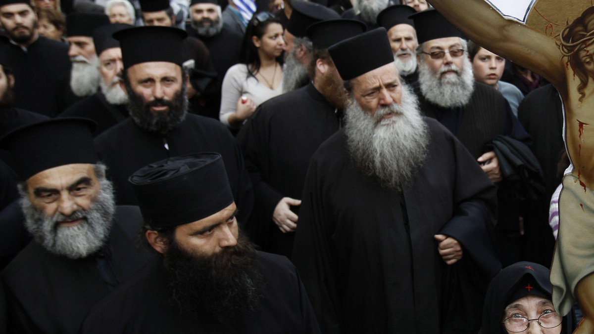 Kilka tysięcy wiernych Kościoła prawosławnego przemaszerowało w niedzielę przez centrum Aten, protestując przeciwko planowanemu przez rząd wprowadzeniu biometrycznych dowodów tożsamości. Twierdzą, że w nowych dowodach ma być ukryta "szatańska" liczba 666 z Apokalipsy św. Jana.