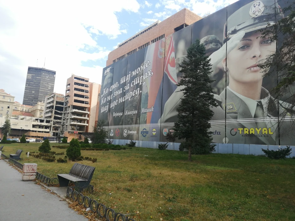 Mega plakatom prekrili ruševinu