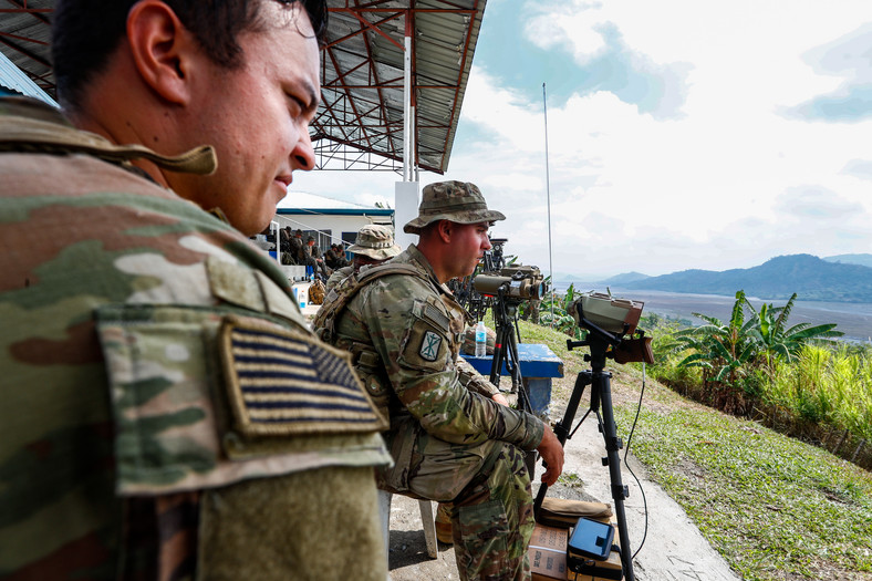 W obliczu rosnących zagrożeń ze strony Chin żołnierze Stanów Zjednoczonych biorą udział w ćwiczeniach na Filipinach, 14 kwietnia 2023 r.