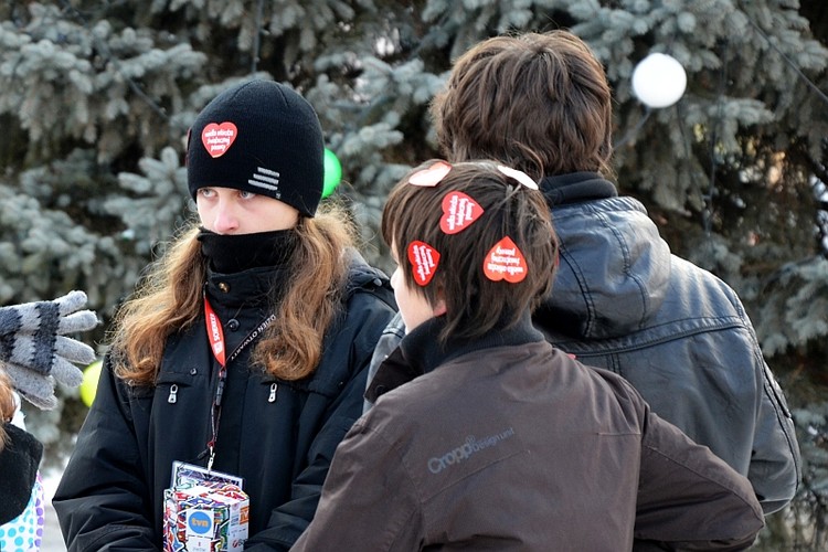 9. „Wielka Orkiestra” Wielka Orkiestra Świątecznej pomocy jest wielkim wydarzeniem na skalę całego kraju. Choć trwa tylko jeden dzień, dużo się o nim mówi – czy to wyrażając wsparcie, czy poirytowanie wszechobecnością wolontariuszy. Na zdj. wolontariusze WOŚP w Sanoku, 13 stycznia 2013. Autor: Silar (Praca własna) [CC-BY-SA-3.0 (http://creativecommons.org/licenses/by-sa/3.0)]