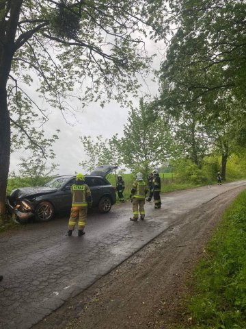 Kierowca mercedesa uderzył w drzewo pod Olsztynem [ZDJĘCIA]