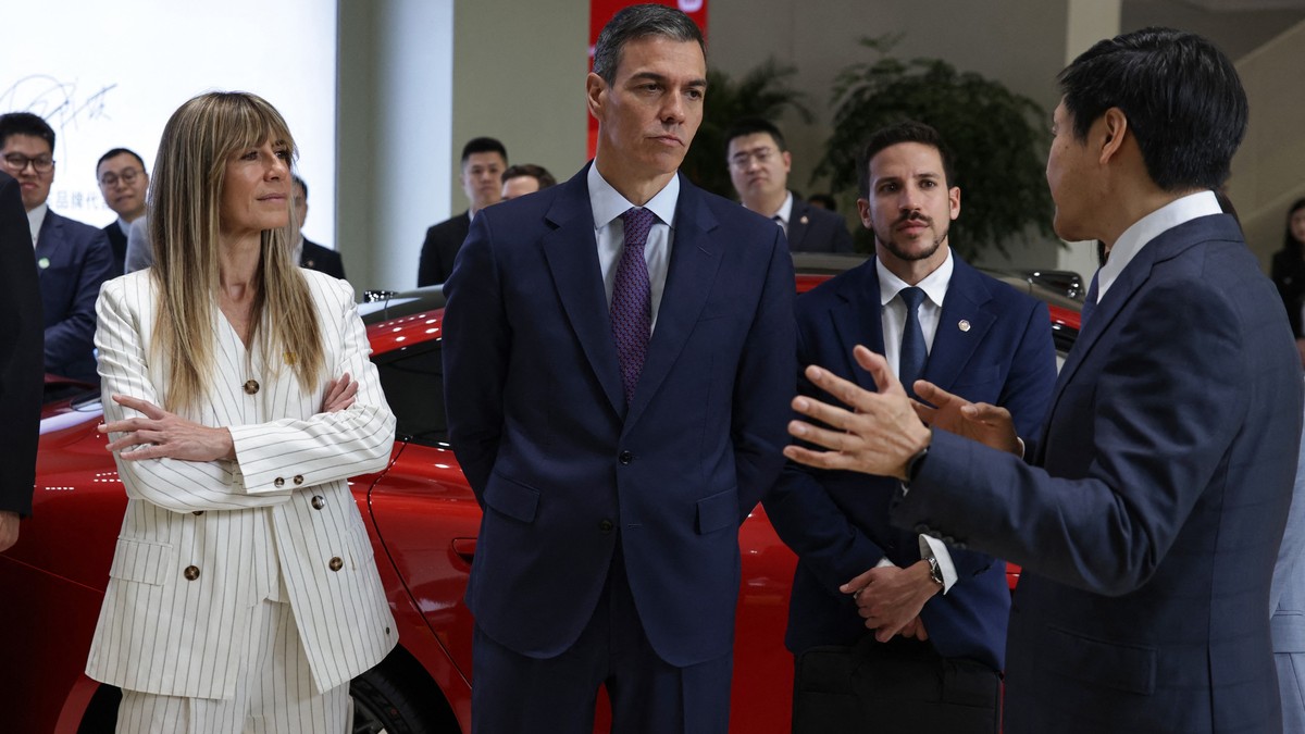 Begonja Gomez i Pedro Sančez sa predsednikom i izvršnim direktorom kompanije "Xiaomi" Lijem Džunom (desno) u Pekingu, 13. aprila 2026.