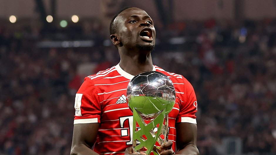 Sadio Mane z trofeum za Superpuchar Niemiec (lipiec 2022 r.)