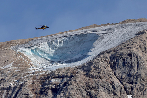 Helikopter przelatuje nad obszarem lawinowym