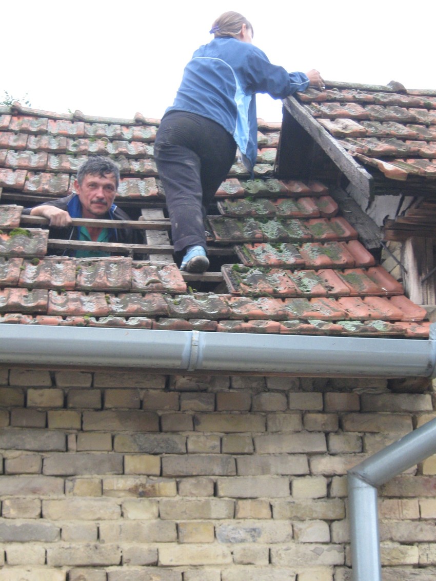 Meštani popravljaju oštećene krovove